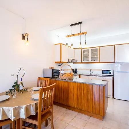 Entire 5min From Oura شقة *